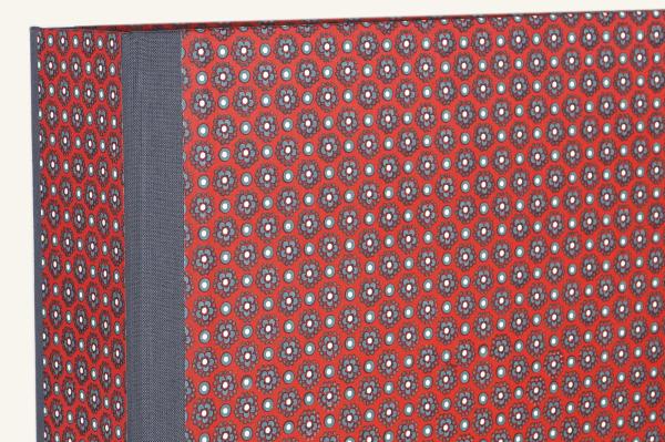 Folder rust red with small stylized flowers